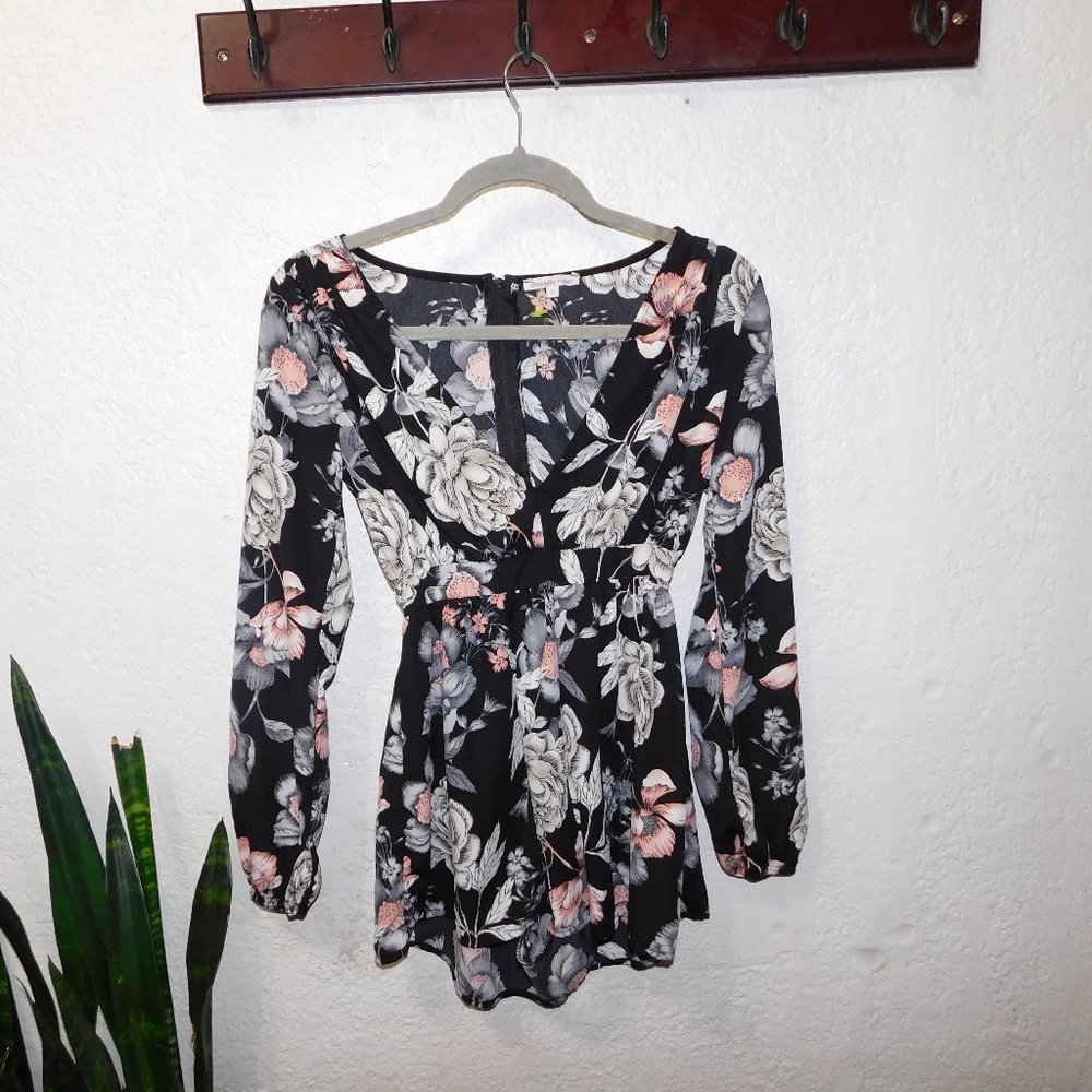 CHARLOTTE RUSSE WOMENS FLORAL ROMPER. SIZE S
